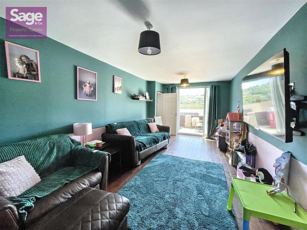 Property photo 2 of 28