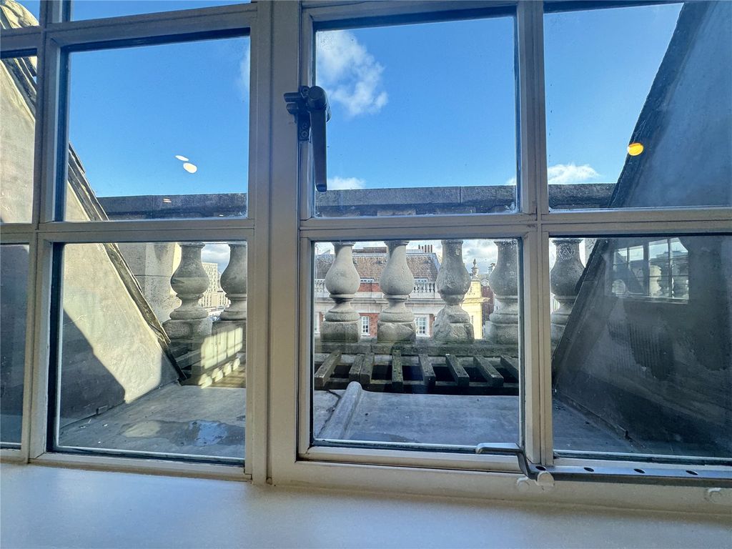 Property photo 3 of 10 Flat 402