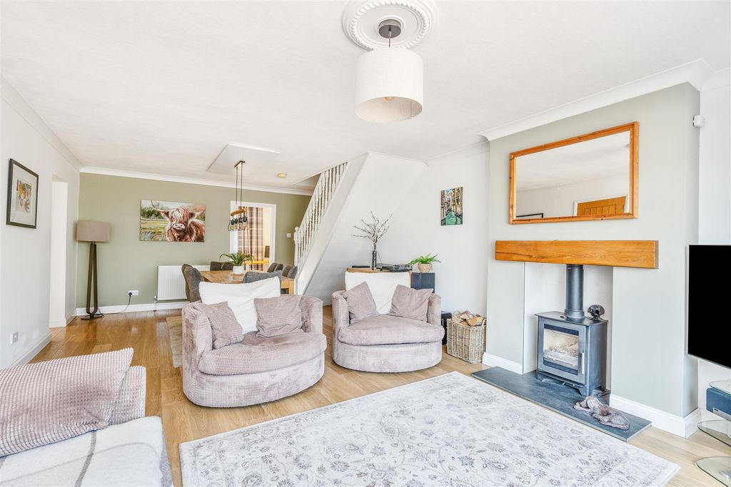Property photo 3 of 16 24 Clifton Crescent_4.Jpg