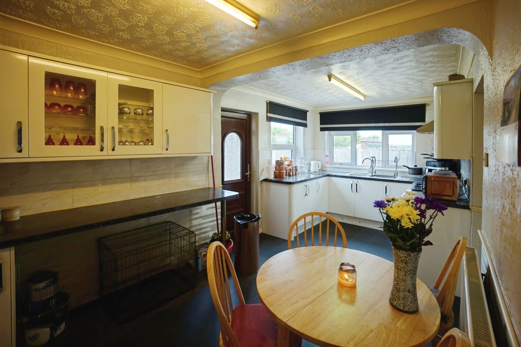 Property photo 2 of 16 Kitchen Diner