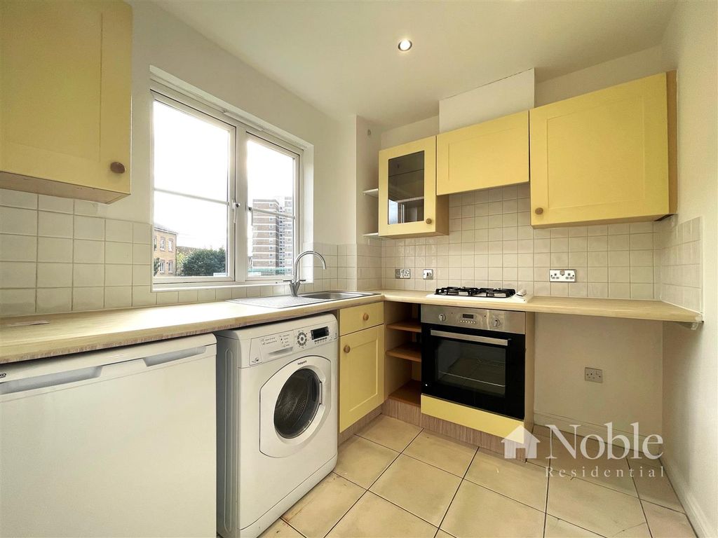 Property photo 3 of 11 Kitchen