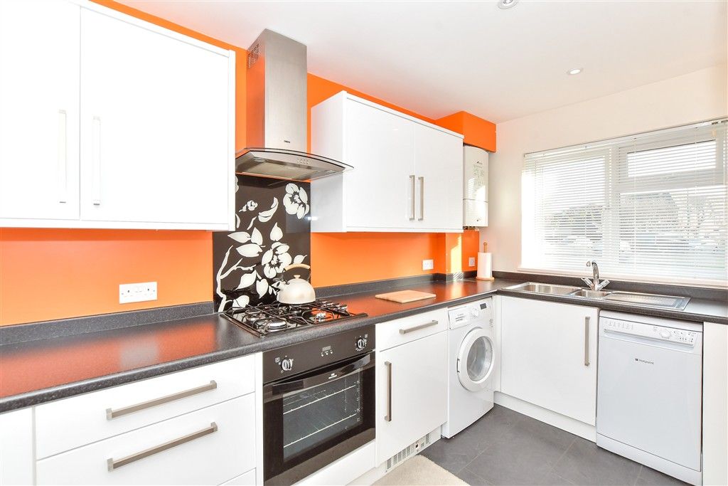 Property photo 3 of 11 Kitchen