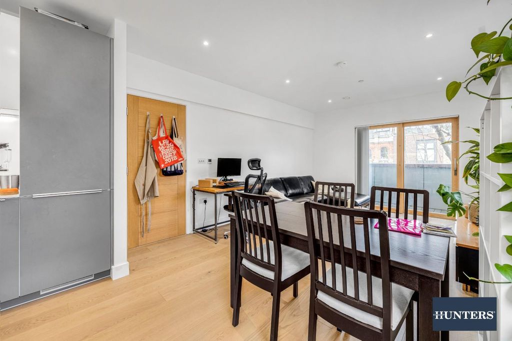 Property photo 3 of 17 Flat_1__167-169_Kingsland_Road-12.Jpg