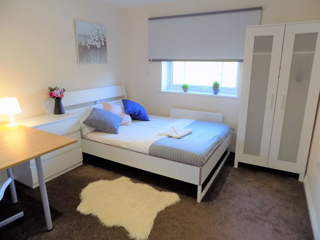 Property photo 2 of 4 Bright, Neatly Furnished Bedroom With A Double Bed...