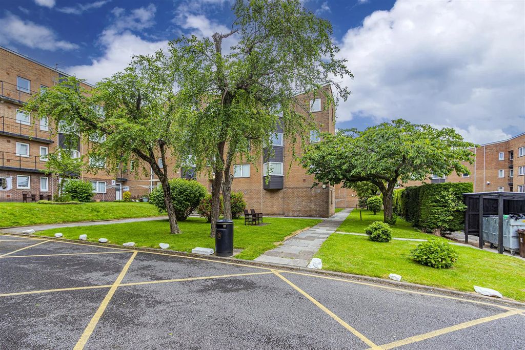 Property photo 1 of 17 Coed Edeyrn 201-11.Jpg