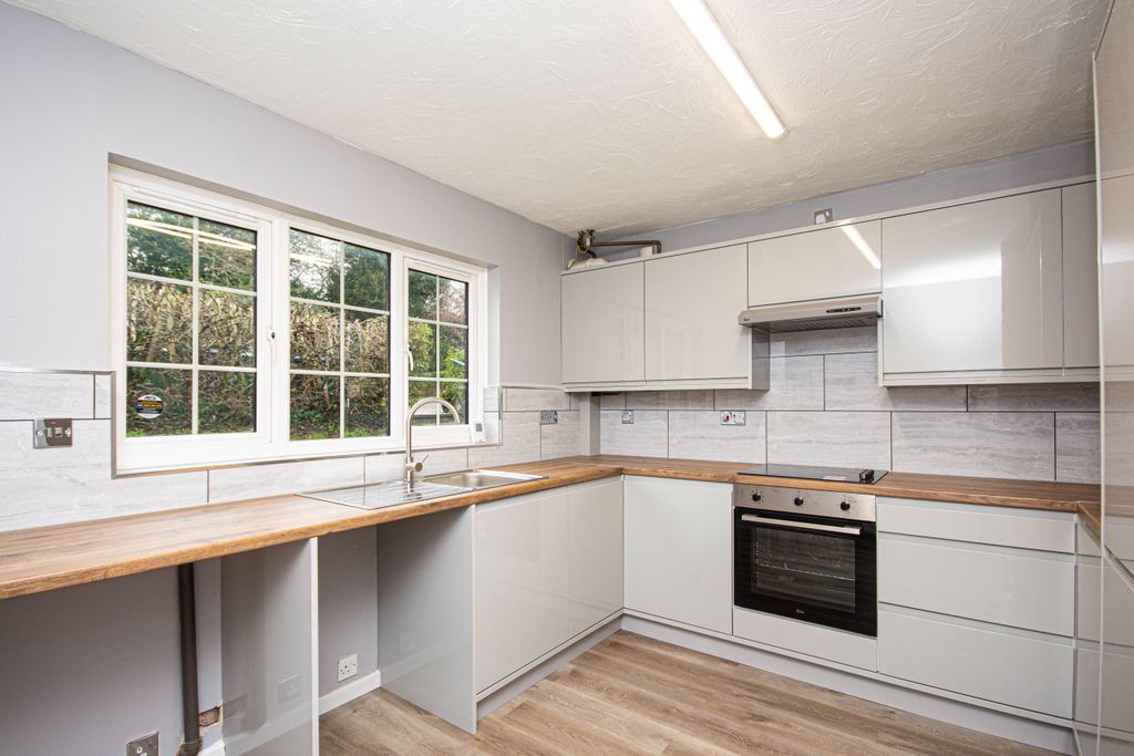 Property photo 3 of 10 Kitchen