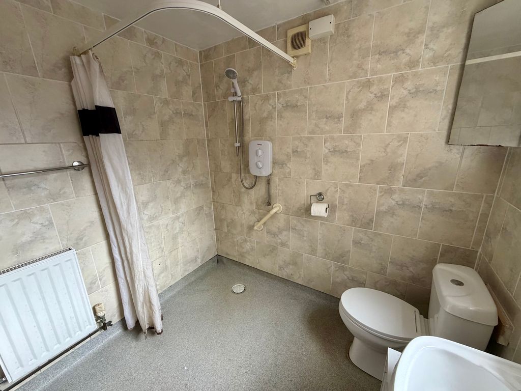 Property photo 1 of 4 Bathroom