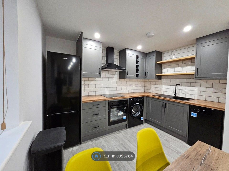 Property photo 3 of 17 Kitchen