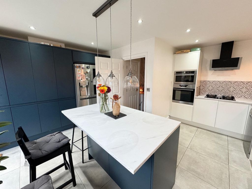 Property photo 3 of 10 Kitchen