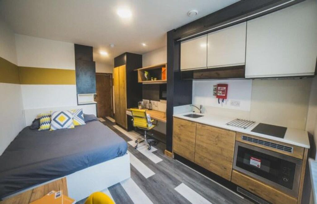 Property photo 1 of 7 Bedroom