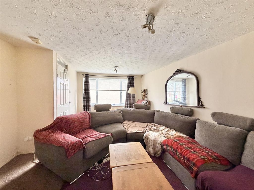 Property photo 3 of 11 Lounge