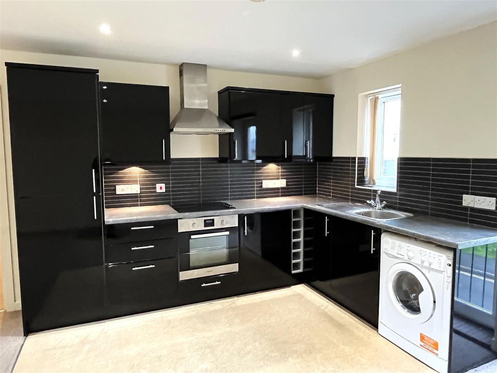 Property photo 2 of 7 Kitchen