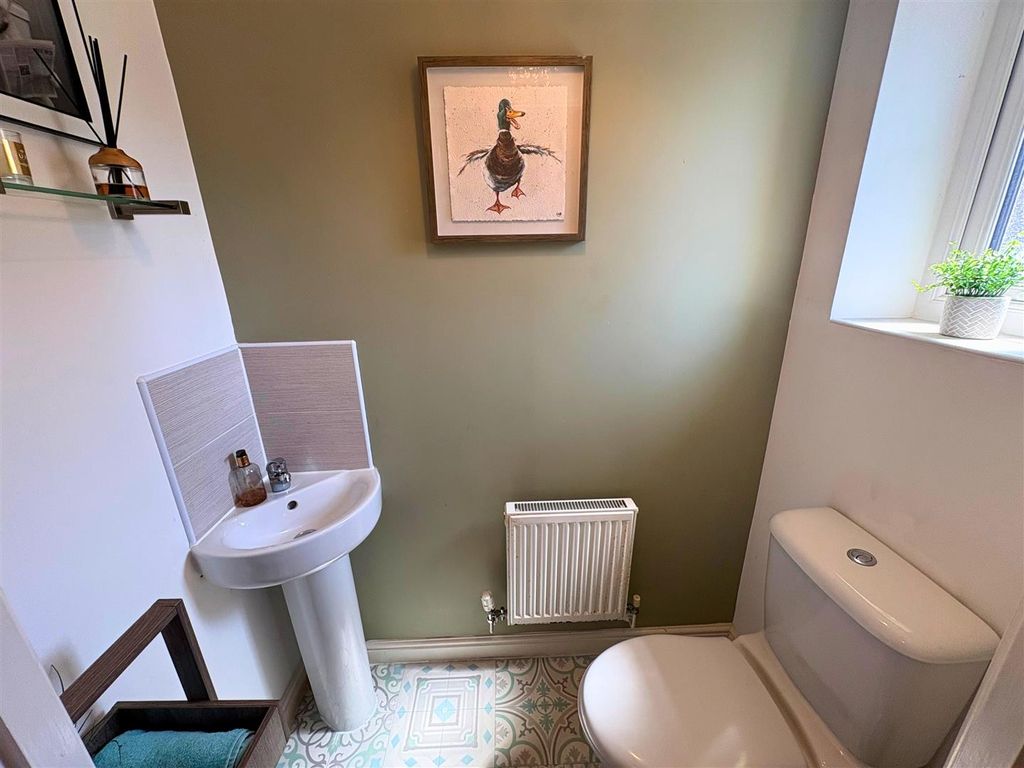 Property photo 3 of 31 Cloakroom