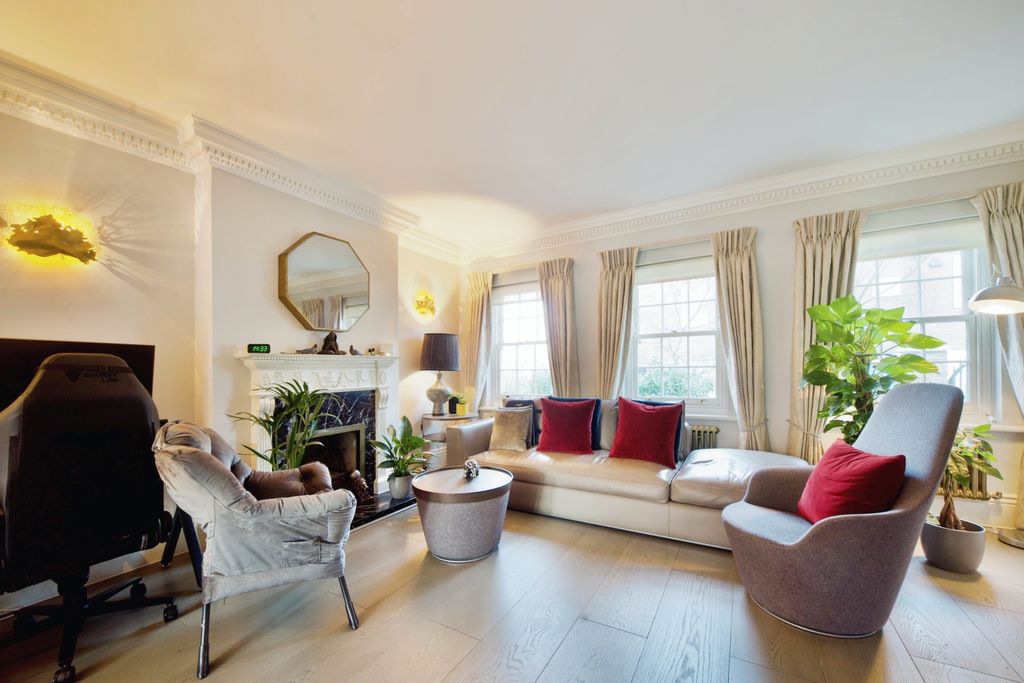 Property photo 3 of 17 11 Squires Mount, Hampstead, London, Nw3 1Ed