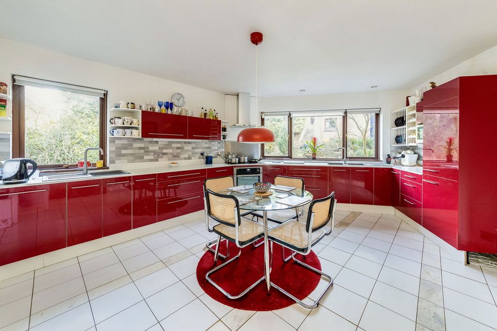 Property photo 2 of 28