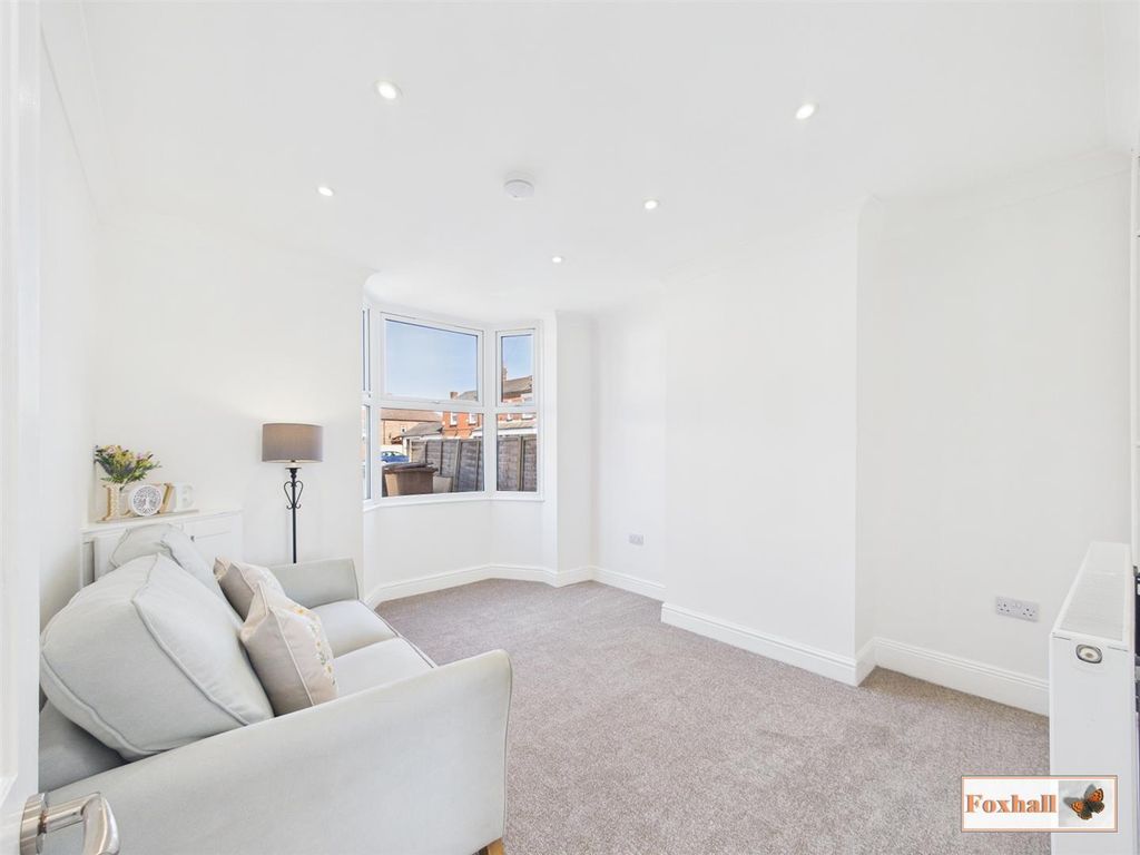 Property photo 3 of 18 Lounge