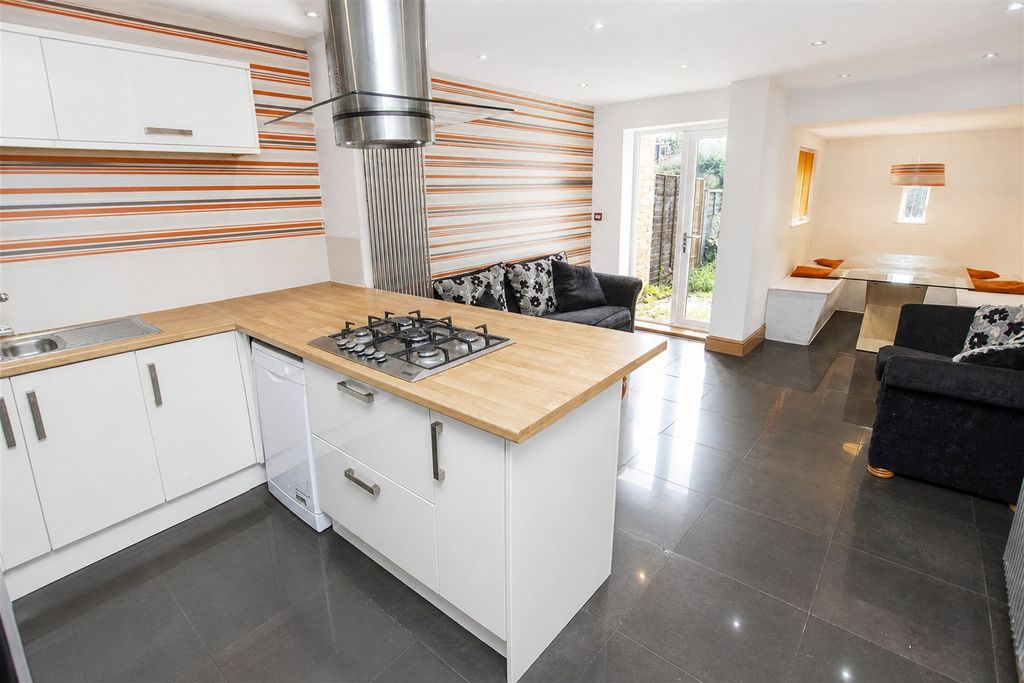 Property photo 3 of 11 Approach