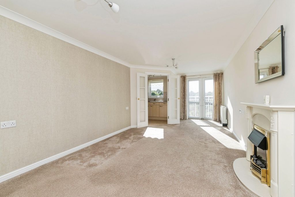 Property photo 1 of 11 Living Room