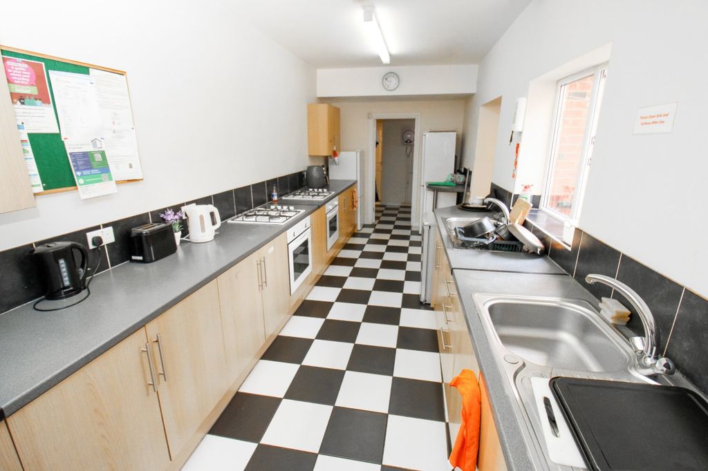 Property photo 3 of 8 Communal Kitchen