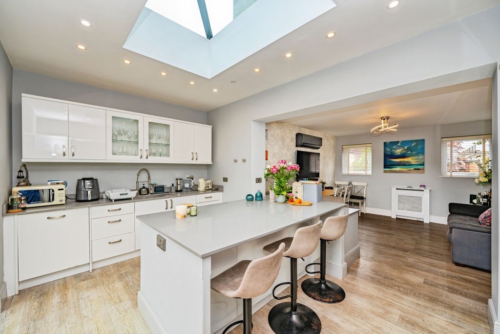 Property photo 2 of 43 Kitchen &amp; Breakfast Room