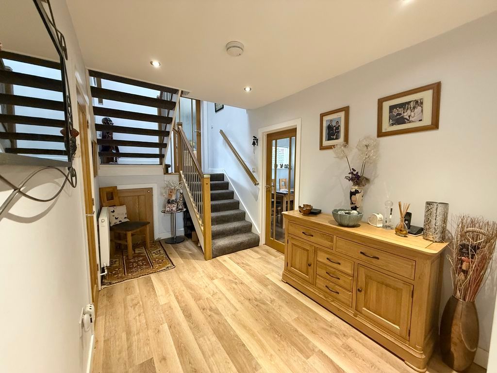 Property photo 3 of 26 Entrance Hall