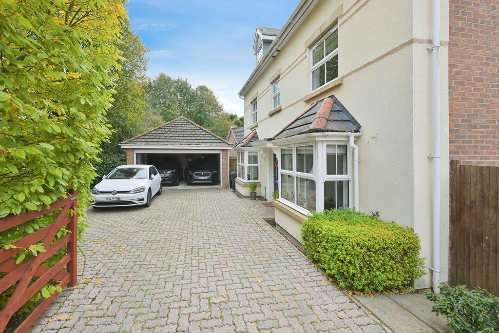 Property photo 2 of 32