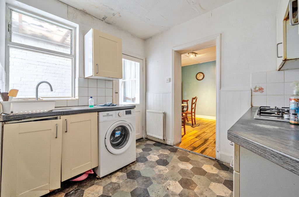 Property photo 2 of 18 1403901-15-697B44...