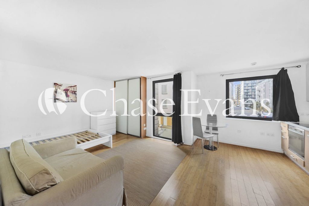 Property photo 1 of 15 Living/Sleeping