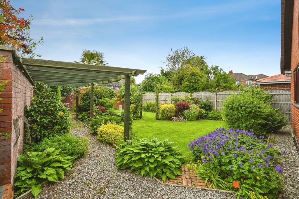 Property photo 2 of 32 Garden