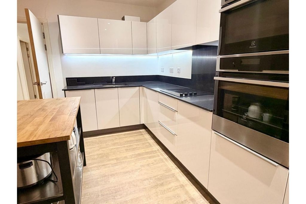 Property photo 2 of 32