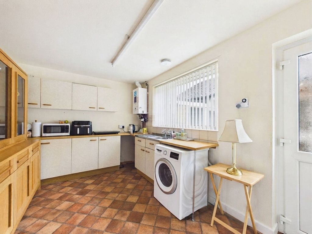 Property photo 3 of 12 Kitchen