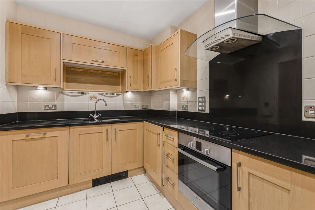 Additional image 6 of 2 bed flat for saleAshbourne Gardens, Hertford SG13