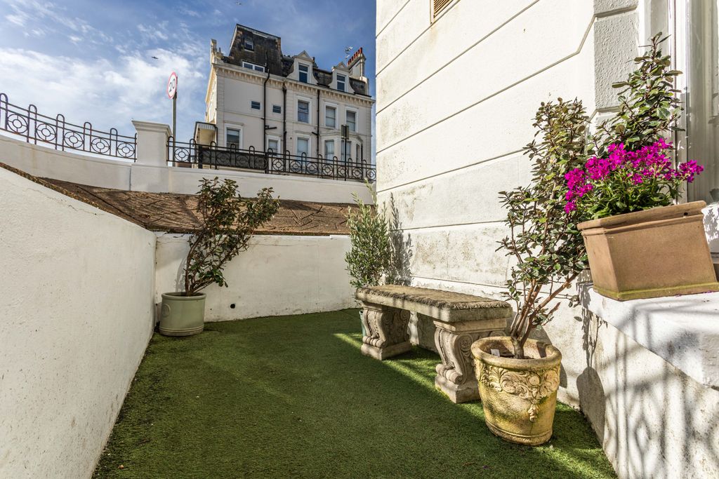 Property photo 3 of 21 1, 171 Kingsway-10