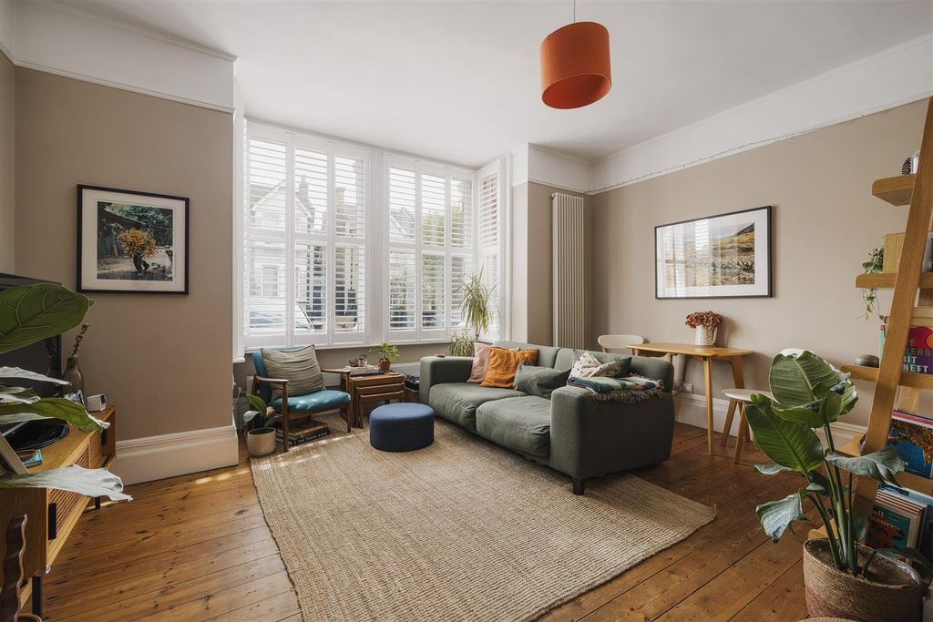 Property photo 2 of 30 Chadwick Road, E11