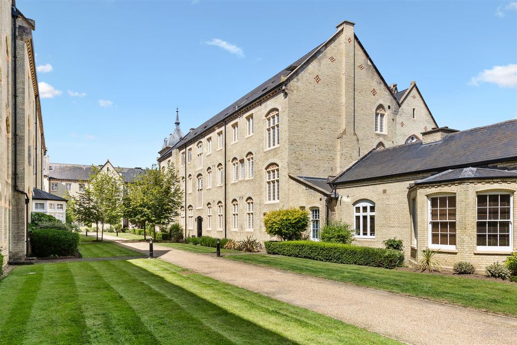 Property photo 1 of 12 Huntingdon Wing