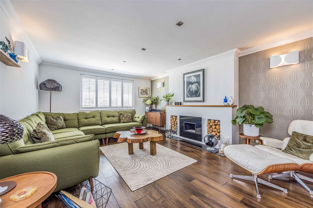 Property photo 2 of 30 1 Christchurch Gardens, Waterlooville-Small-Portic