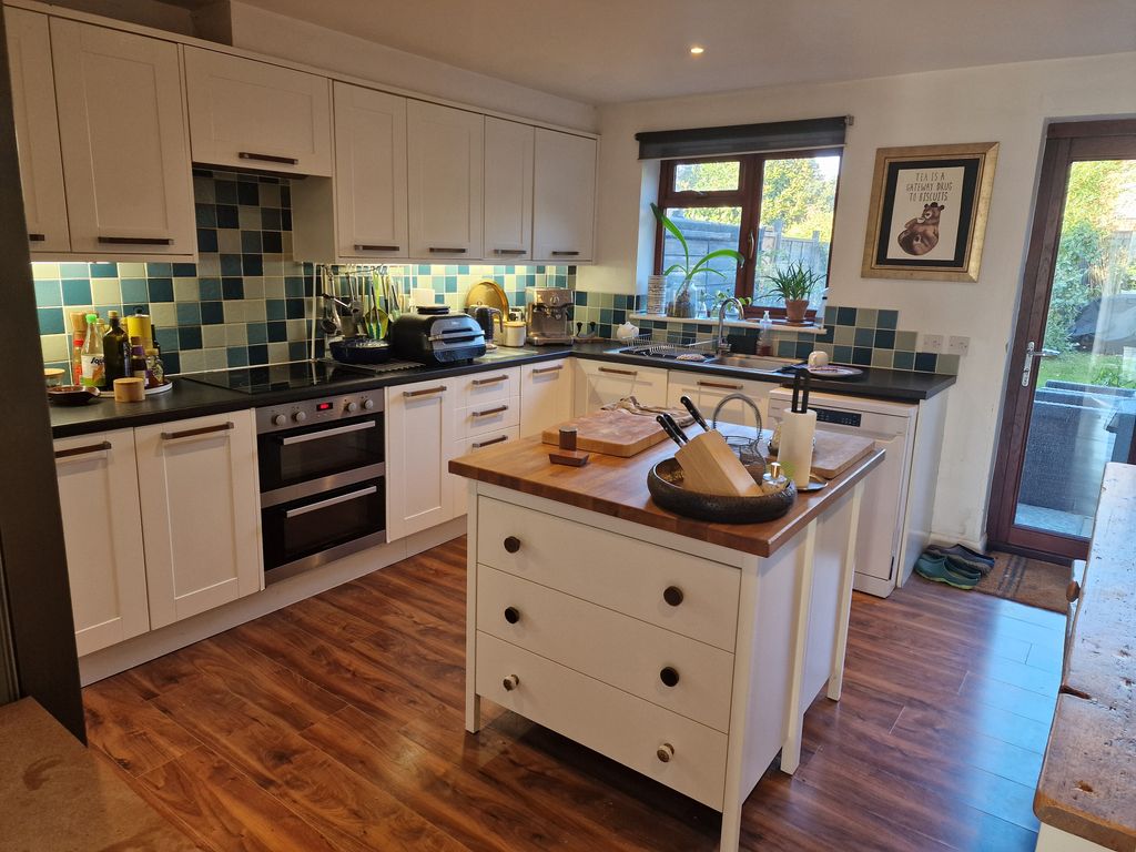 Property photo 2 of 9 Kitchen