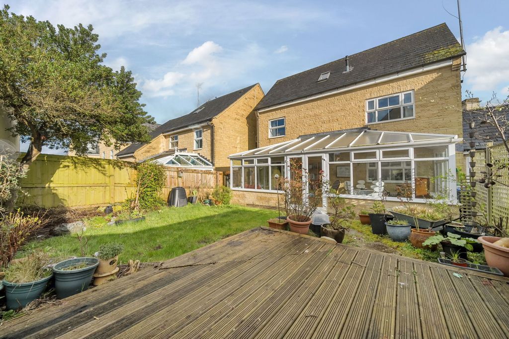 Property photo 2 of 28
