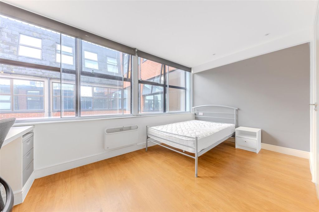 Property photo 3 of 10 Pose-15.Jpg