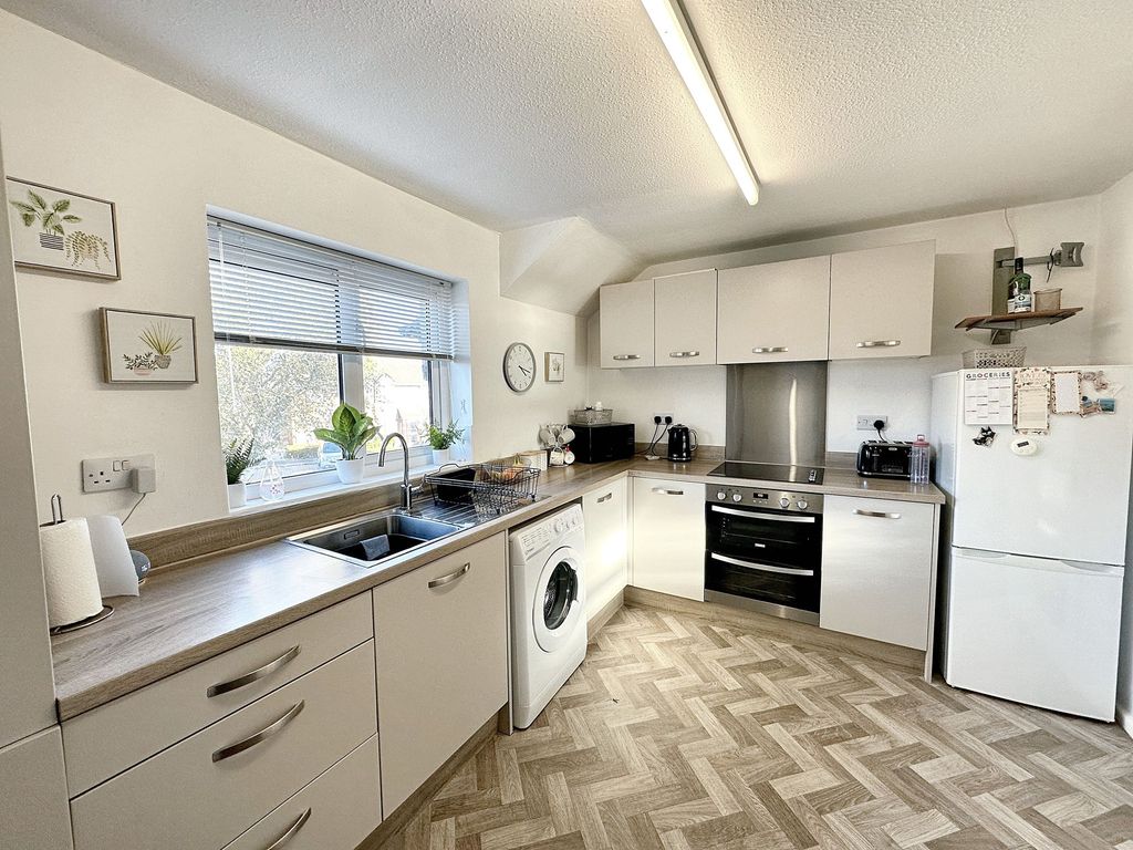 Property photo 2 of 8 Modern Kitchen