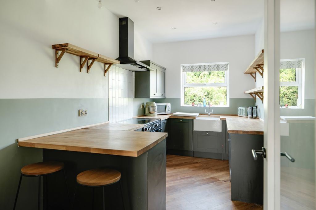 Property photo 2 of 18 Kitchen