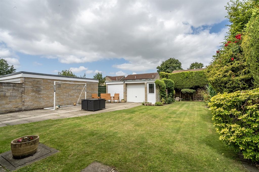 Property photo 3 of 16 Garden 1