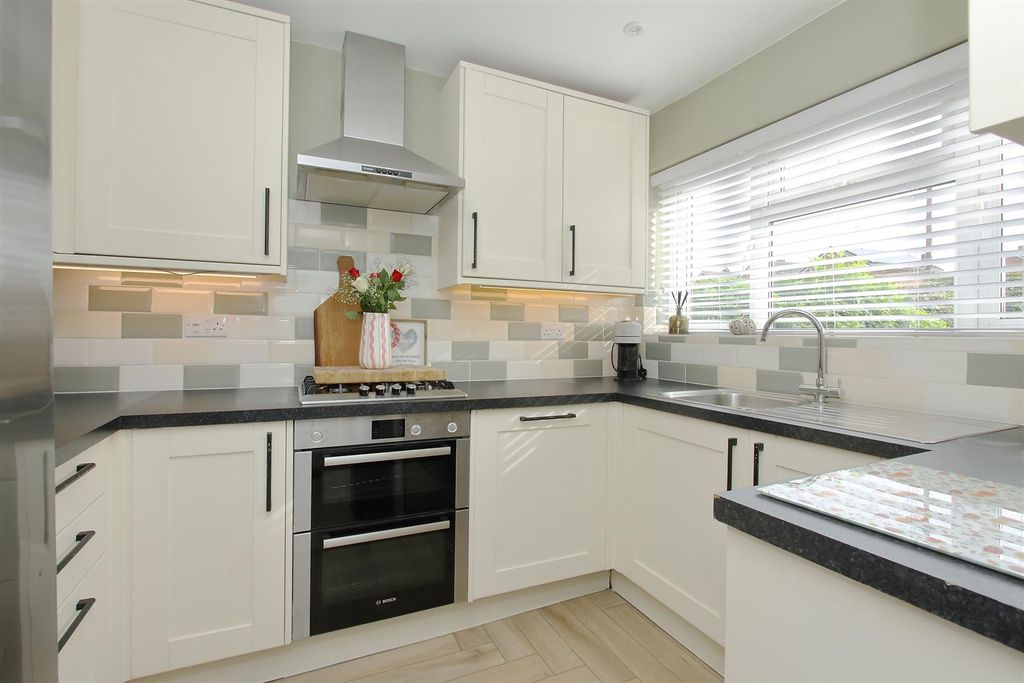 Property photo 2 of 29 6 Murray Close Ph28.Jpg