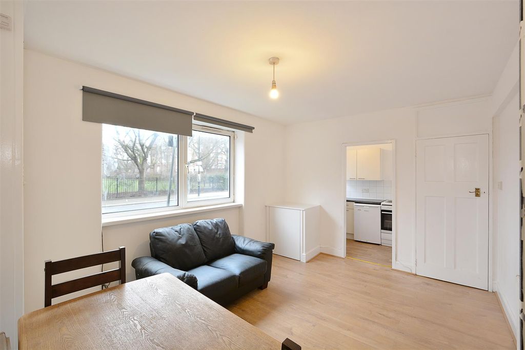 Property photo 3 of 6 Lounge