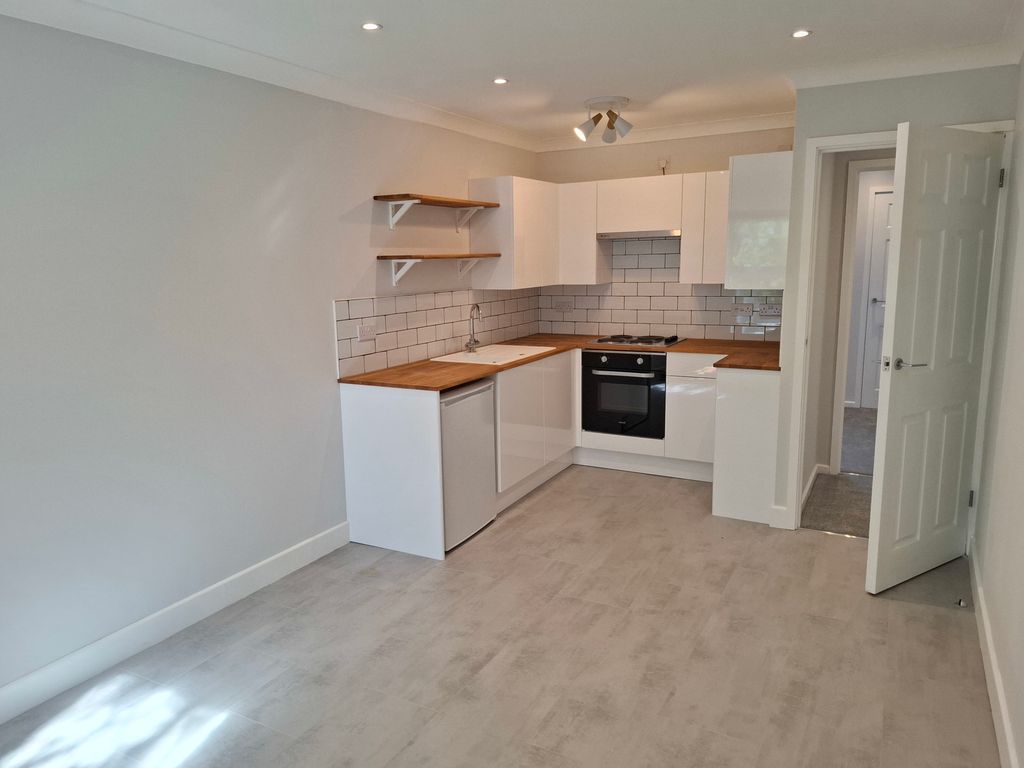 Property photo 3 of 10 Kitchen