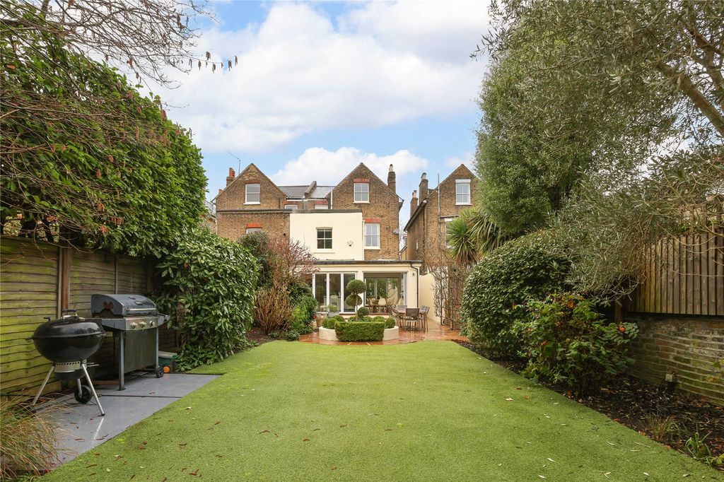 Property photo 3 of 17 Garden