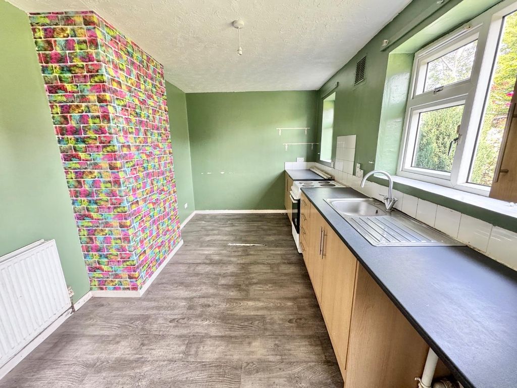 Property photo 3 of 11 Kitchen