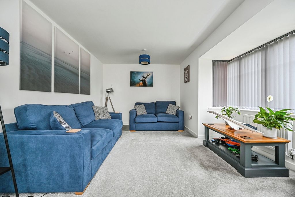 Property photo 3 of 8 Lounge