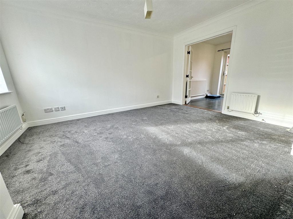 Property photo 2 of 11 Living Room