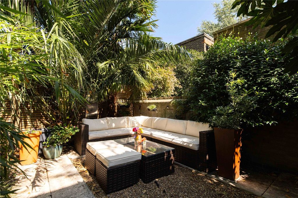 Property photo 2 of 9 Mile End Road E3